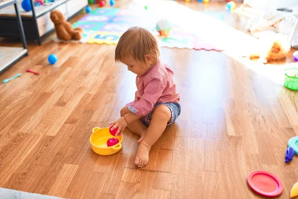 Entzückendes Kleinkind Sitzt Auf Dem Boden Und Spielt Mahlzeiten Mit — Stockfoto