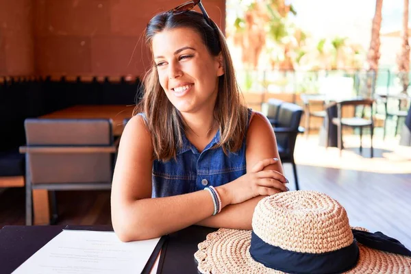 Jovem Bela Mulher Sentada Restaurante Desfrutando Férias Verão — Fotografia de Stock