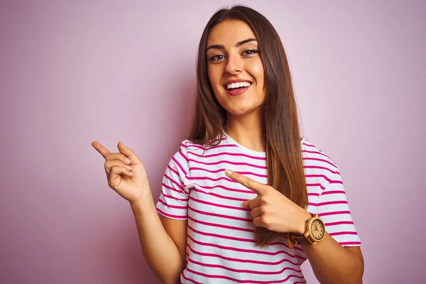 Νεαρή Όμορφη Γυναίκα Φορώντας Ριγέ Shirt Στέκεται Πάνω Από Απομονωμένο — Φωτογραφία Αρχείου