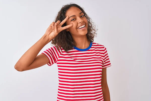 Jovem Brasileira Vestindo Camiseta Listrada Vermelha Sobre Fundo Branco Isolado — Fotografia de Stock