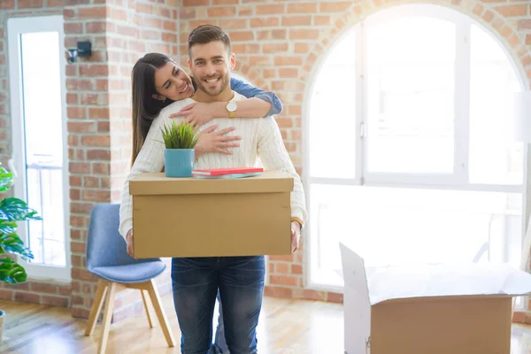 Beautiful young couple moving to a new house, smiling happy hold — Stock Photo, Image