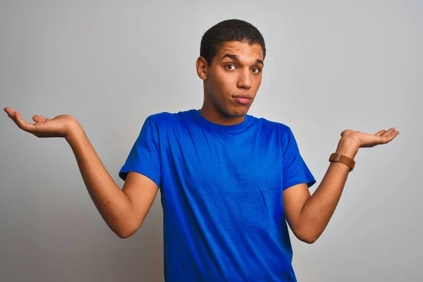 Homem Árabe Bonito Jovem Vestindo Camiseta Azul Sobre Fundo Branco — Fotografia de Stock