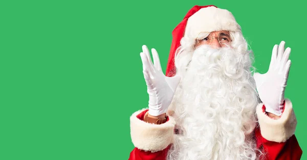Orta Yaşlı Yakışıklı Adam Noel Baba Kostümü Sakal Takmış Çılgın — Stok fotoğraf