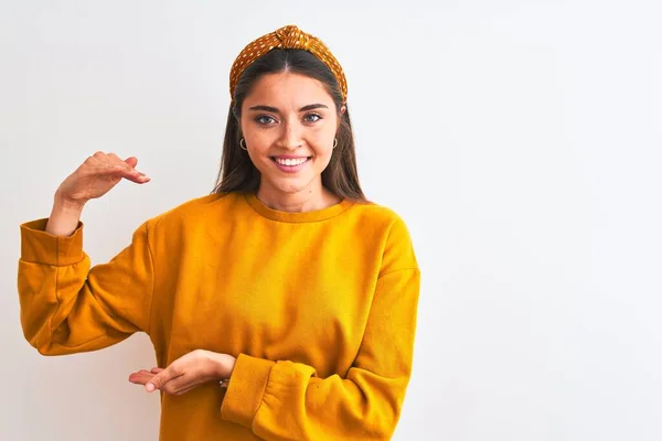 Mujer Hermosa Joven Con Suéter Amarillo Diadema Sobre Fondo Blanco —  Fotos de Stock