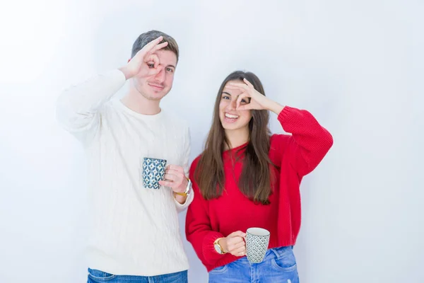 Casal Jovem Bonito Sobre Fundo Isolado Branco Bebendo Uma Xícara — Fotografia de Stock