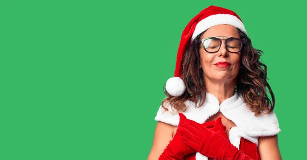 Medelålders Kvinna Bär Jultomte Kostym Leende Med Händerna Bröstet Med — Stockfoto