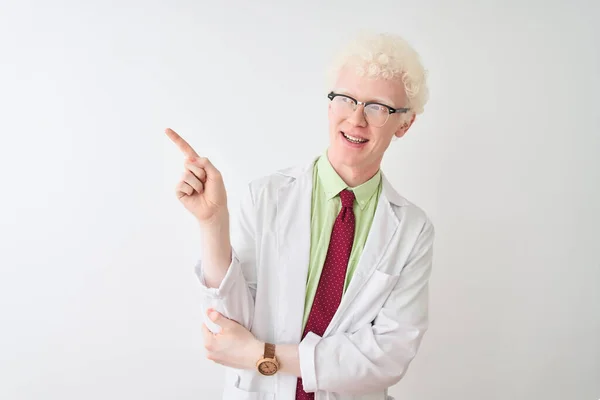 Junger Albino Blonder Wissenschaftler Mit Mantel Und Brille Vor Isoliertem — Stockfoto