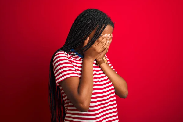Fiatal Afro Amerikai Csíkos Pólóban Áll Elszigetelt Vörös Háttér Felett — Stock Fotó