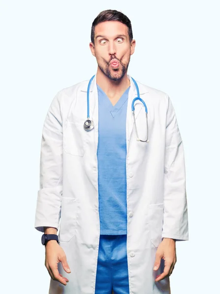 Hombre Guapo Doctor Vistiendo Uniforme Médico Sobre Fondo Aislado Haciendo — Foto de Stock