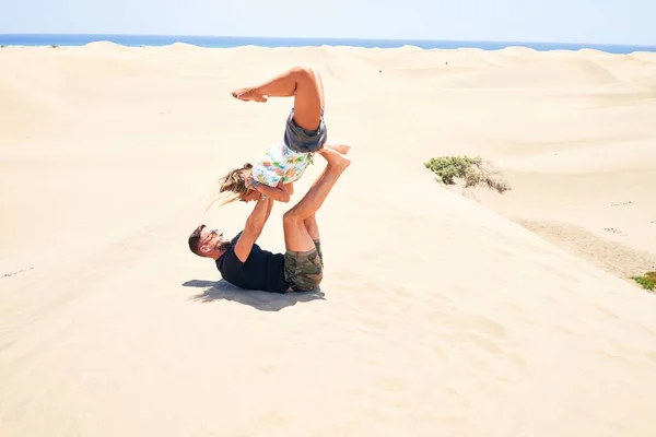 Молодая Красивая Пара Тренирует Акройогу Пляже — стоковое фото