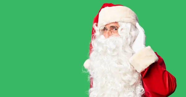 Orta Yaşlı Yakışıklı Adam Noel Baba Kostümü Sakal Takmış Ağzı — Stok fotoğraf