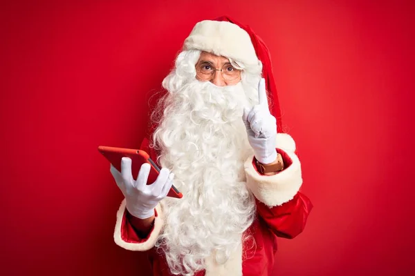 Homem Meia Idade Vestindo Traje Papai Noel Usando Tablet Sobre — Fotografia de Stock