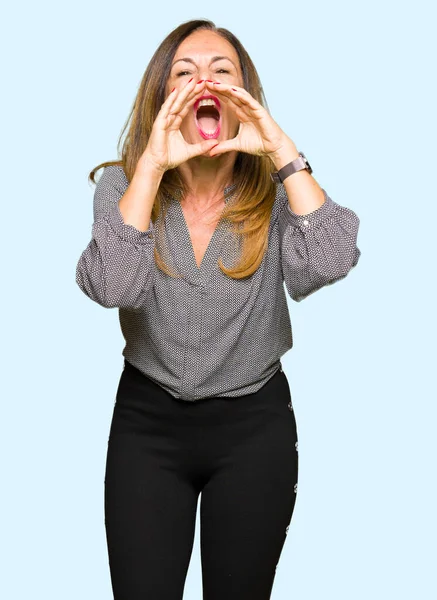 Schöne Geschäftsfrau Mittleren Alters Schreit Wütend Laut Mit Den Händen — Stockfoto