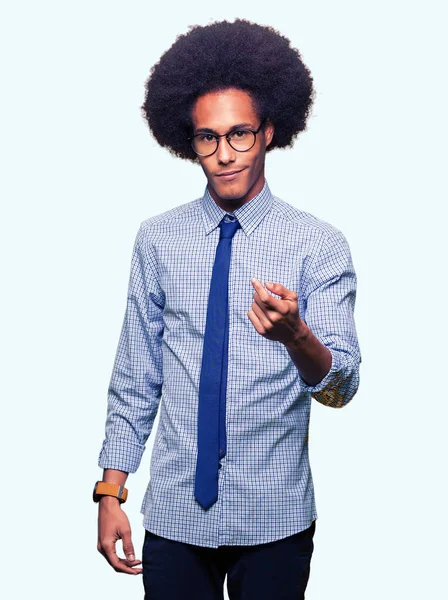 Junge Afrikanisch Amerikanische Geschäftsmann Mit Afro Haar Trägt Brille Winkt — Stockfoto