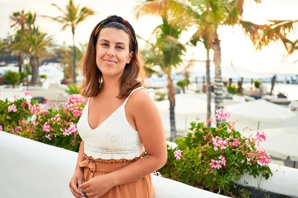 Giovane Bella Donna Sorridente Felice Passeggiando Strade Della Città Puerto — Foto Stock