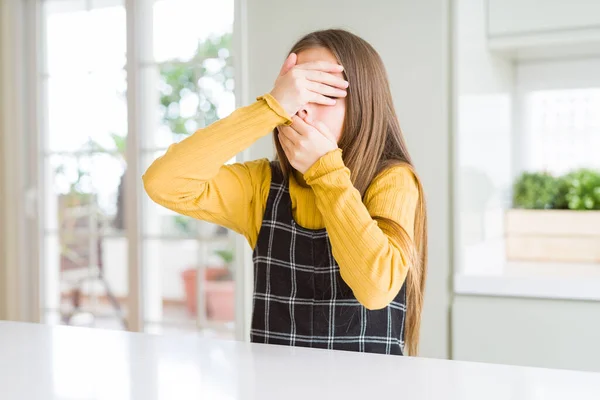 Jeune Belle Gamine Blonde Portant Pull Jaune Décontracté Maison Couvrant — Photo