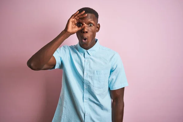 Uomo Afroamericano Indossa Camicia Blu Casual Piedi Sopra Isolato Sfondo — Foto Stock