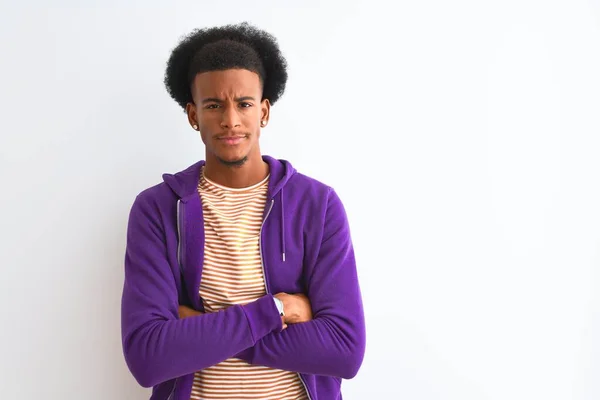 アフリカ系アメリカ人の男性は 孤立した白い背景の上に立って紫色のスウェットシャツを着て懐疑的で緊張し 両腕を組んで顔に否定的な表現をした 負の人 — ストック写真