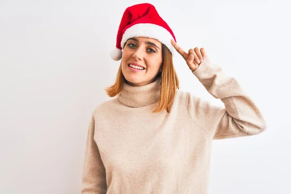 Mooie Roodharige Vrouw Draagt Kerst Hoed Geïsoleerde Achtergrond Lachend Wijzend — Stockfoto