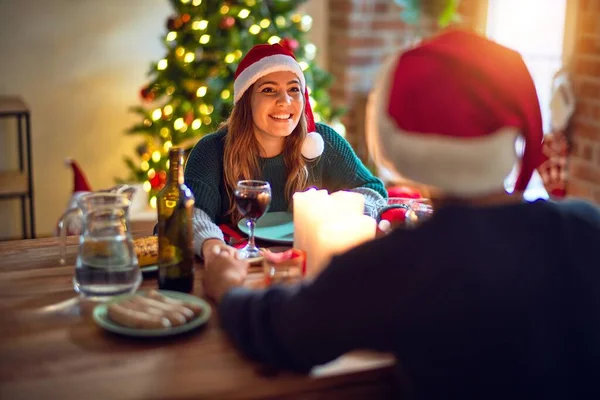 Jong Mooi Koppel Glimlachend Gelukkig Zelfverzekerd Eten Voedsel Dragen Kerstman — Stockfoto