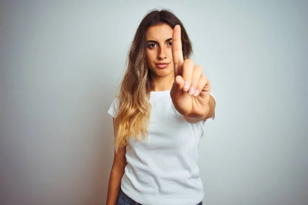 Ung Vacker Kvinna Bär Casual Vit Shirt Över Isolerad Bakgrund — Stockfoto