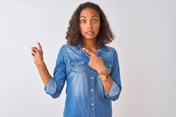 Mujer Brasileña Joven Con Camisa Mezclilla Pie Sobre Fondo Blanco — Foto de Stock