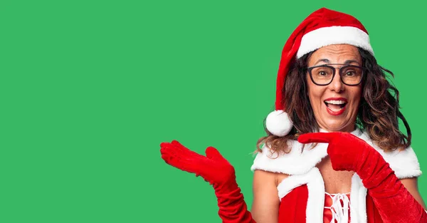 Frau Mittleren Alters Weihnachtsmann Kostüm Staunt Und Lächelt Die Kamera — Stockfoto