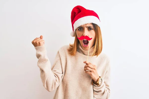 Hermosa Pelirroja Con Sombrero Navidad Con Bigote Fingido Sobre Fondo — Foto de Stock