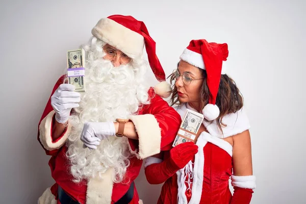 Senior Par Bär Santa Claus Kostym Hålla Dollar Över Isolerad — Stockfoto