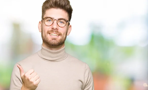 Młody Przystojny Biznes Człowiek Okularach Robi Szczęśliwy Kciuk Górę Gest — Zdjęcie stockowe