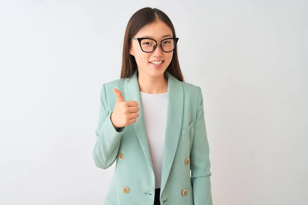 手で幸せな親指アップジェスチャーを行う隔離された白い背景にエレガントなジャケットと眼鏡を身に着けている中国の実業家 成功を示すカメラを見て表現を承認する — ストック写真
