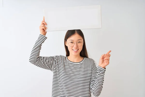 Jonge Chinese Vrouw Dragen Glazen Houden Banner Geïsoleerde Witte Achtergrond — Stockfoto