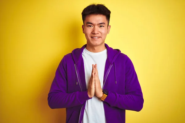 Joven Asiático Chino Hombre Usando Púrpura Sudadera Pie Sobre Aislado — Foto de Stock