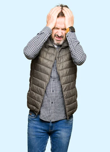 Μέση Ηλικία Όμορφος Άντρας Φορώντας Χειμωνιάτικο Γιλέκο Που Πάσχουν Από — Φωτογραφία Αρχείου