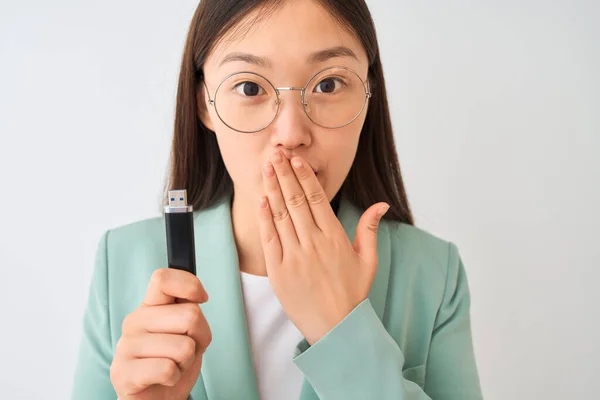 Jonge Chinese Zakenvrouw Houdt Usb Geheugen Geïsoleerde Witte Achtergrond Cover — Stockfoto