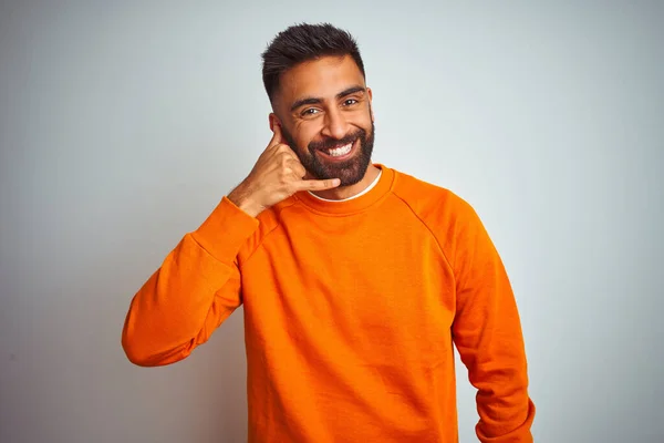 Mladý Indián Oranžovém Svetru Osamělém Bílém Pozadí Usmívá Gestikuluje Rukama — Stock fotografie