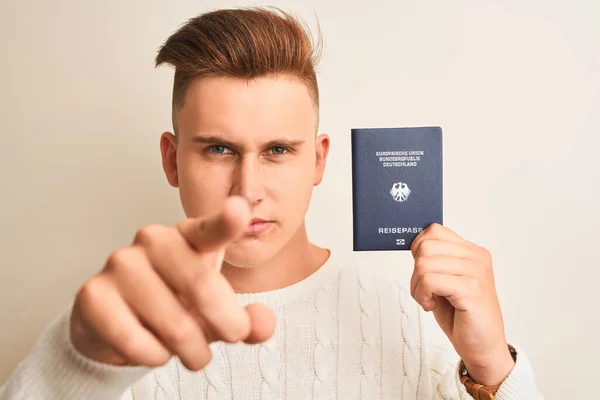 Joven Hombre Guapo Sosteniendo Alemania Pasaporte Alemán Sobre Fondo Blanco —  Fotos de Stock