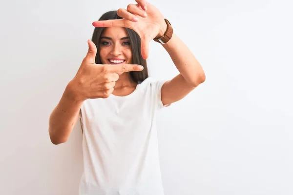 Mujer Hermosa Joven Con Camiseta Casual Pie Sobre Fondo Blanco —  Fotos de Stock