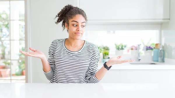 Schöne Afrikanisch Amerikanische Frau Mit Afro Haaren Trägt Lässig Gestreiften — Stockfoto