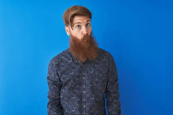 Jonge Roodharige Ierse Man Draagt Een Bloemenzomershirt Dat Een Geïsoleerde — Stockfoto