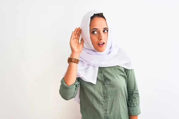 Jovem Mulher Árabe Bonita Vestindo Hijab Muçulmano Tradicional Sobre Fundo — Fotografia de Stock