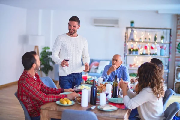 Hermosa Familia Sonriendo Feliz Confiada Hombre Dando Discurso Celebrando Navidad — Foto de Stock