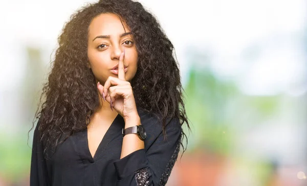 Menina Bonita Nova Com Cabelo Encaracolado Vestindo Vestido Elegante Pedindo — Fotografia de Stock