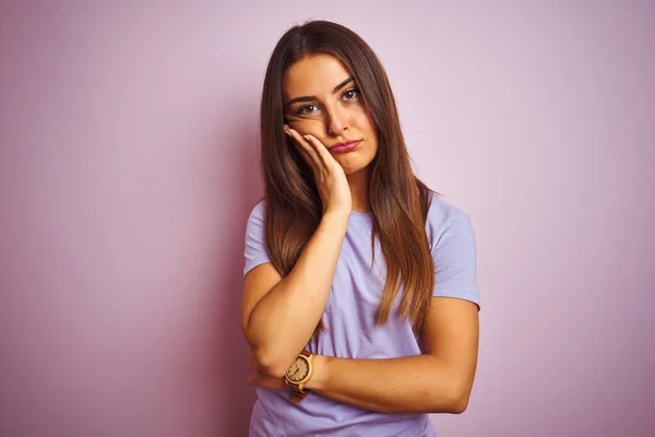 Junge Schöne Frau Lässigem Shirt Vor Isoliertem Rosafarbenem Hintergrund Die — Stockfoto