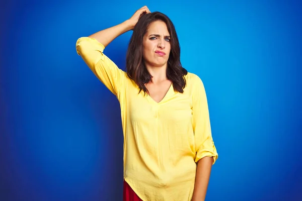Junge Schöne Frau Gelbem Shirt Steht Über Blauem Isoliertem Hintergrund — Stockfoto