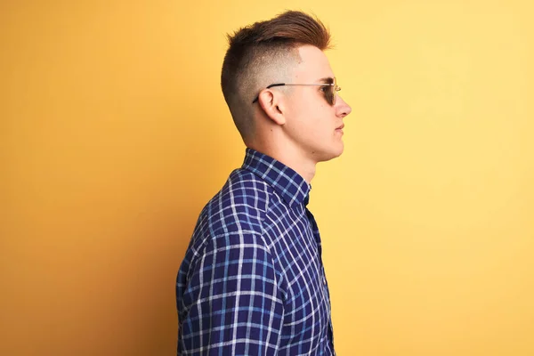 Joven Hombre Guapo Con Camisa Casual Gafas Sol Sobre Fondo —  Fotos de Stock