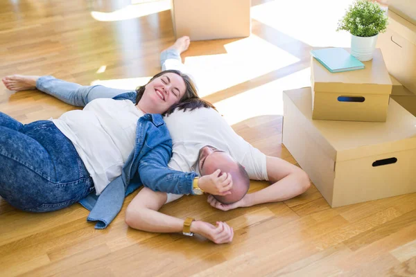 Jovem Casal Apaixonado Deitado Chão Nova Casa Arround Caixas Papelão — Fotografia de Stock