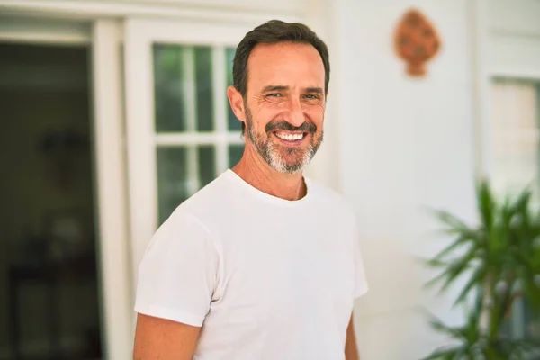 Hombre Guapo Mediana Edad Con Camiseta Casual Pie Terraza Sonriendo —  Fotos de Stock