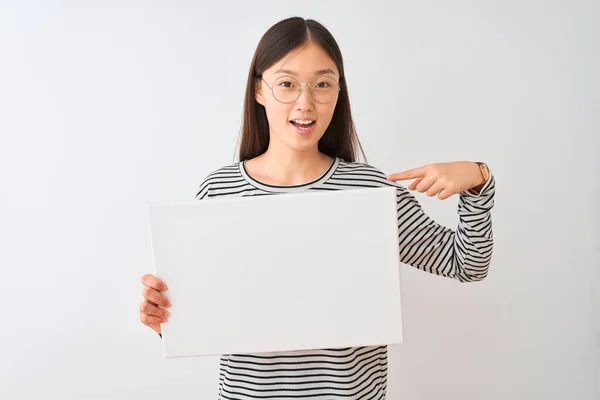 Jonge Chinees Vrouw Dragen Bril Houden Spandoek Geïsoleerde Witte Achtergrond — Stockfoto