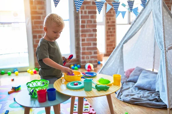 Junge Kaukasische Kinder Spielen Kindergarten Mit Spielzeug Küche Vorschulkind Glücklich — Stockfoto